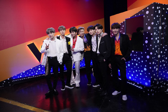 방탄소년단, 美 NBC '더 보이스' 파이널 게스트 출연 [사진 제공=Greg Gayne/NBC]